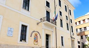 War for property: woman threatened and chased in car, she takes refuge in police station