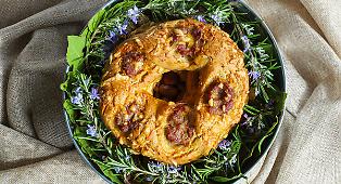 The traditional recipe for San Giuseppe's "Cucciddatu" with sausage and Ragusan caciocavallo.