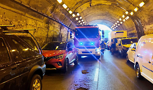 Massive pile-up on the Messina-Palermo highway: eighty vehicles involved, evacuation of the tunnel underway.