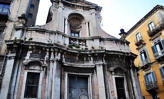 Inside, there is still the robe of those who used to comfort the condemned to death.