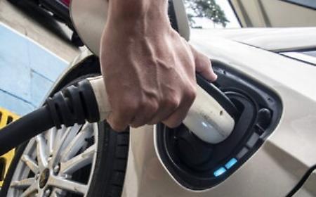 Female presence in the car market stabilizes: 41.7% of new cars, more hybrids and less spending