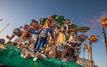 Disobedience as a symbol of peaceful and dreamy revolt: the allegorical float of Acese Matteo Raciti shakes Viareggio.