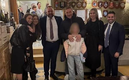 "Ten" in pink: Francesco Totti's dinner for Isabel that tells the story of a changing family