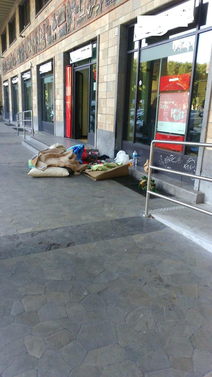 Catania, Piazza Verga: homeless takes refuge in front of the "house of money"