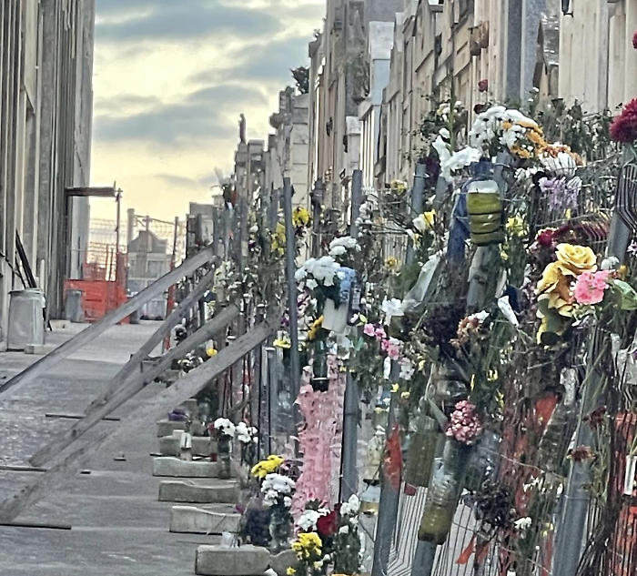 The case of the unusable niches at the municipal cemetery of Modica, the committee asks to have everyone sit around a table.