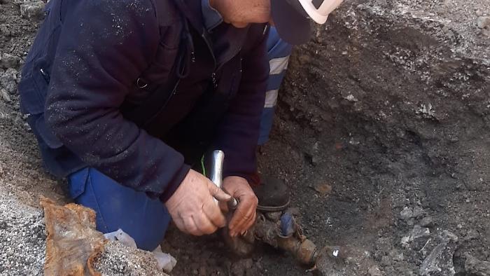Gas leak in the heart of Palermo: gas pipeline severed during excavation work on Via Turati