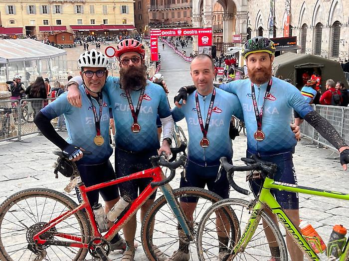 Mud, effort and glory in Piazza del Campo: the triumph of the cyclists from Canicattini in Siena