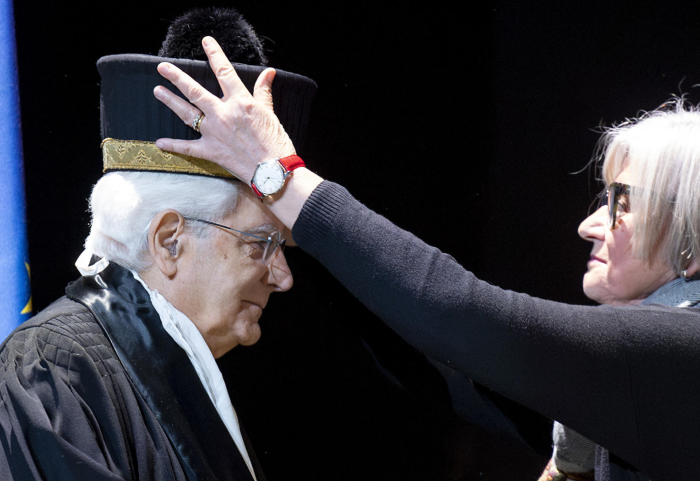 A long applause for Mattarella in a stole and mantle: honorary lecture at Cesare Alfieri
