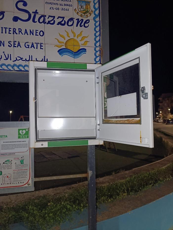 They steal the defibrillator and tear off the electrodes: a crazy act that puts everyone's life at risk.