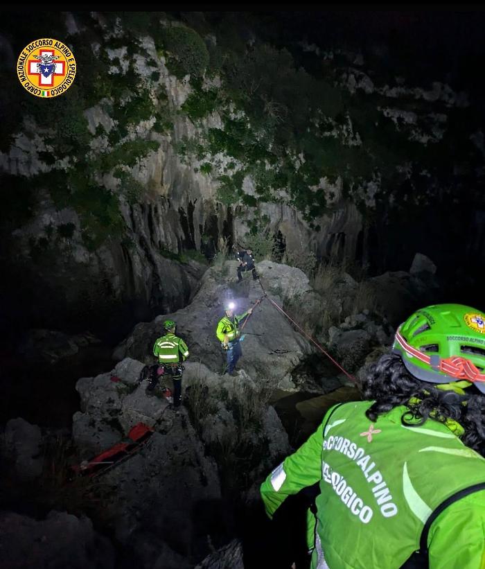Hiker trapped on a boulder at the Gole del Drago: rescued