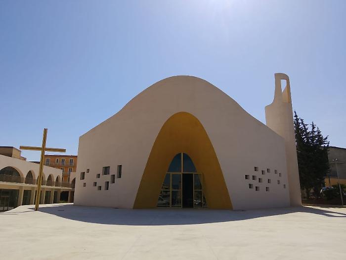 A 'starry sky' of light and contemporary baroque: the new church of Santa Barbara
