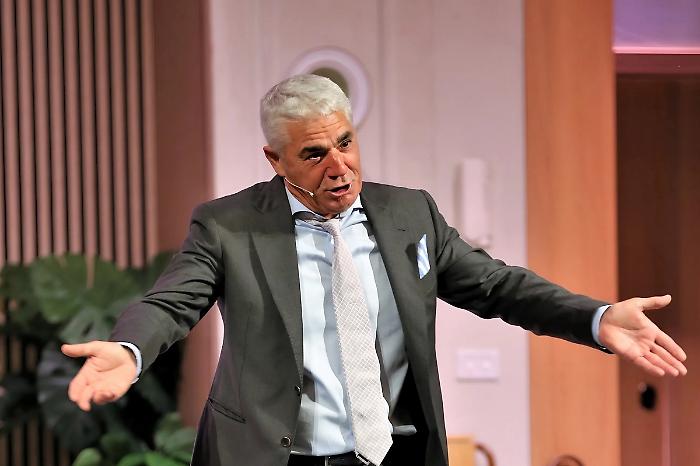 Biagio Izzo in "The Art of the Scam": laughter, misunderstandings, and "well-intentioned" scams in Sicily