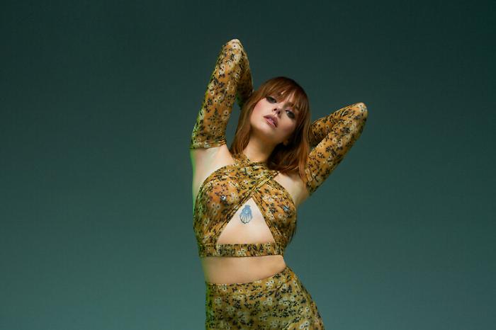 Annalisa, "Summer Song" between fire, love, and provocation: "Do you want me more as a nun or a porn star?"