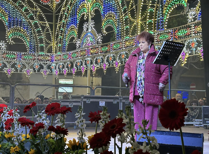Orietta Berti breaks through in Santa Croce Camerina, a human wall in Piazza Vittorio Emanuele