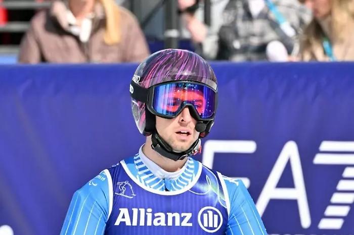 Giacomo Bertagnolli, with coach Andrea Ravelli, wins gold in Cortina d'Ampezzo.