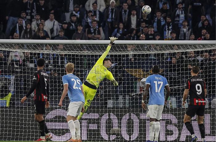 Lazio holds Milan at the Olimpico: Isaksen decides, Sarri sent off and Allegri does not close the gap on Inter