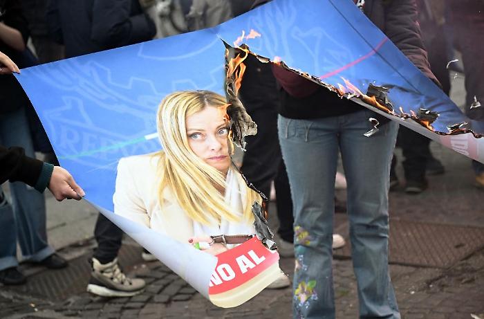 Signs of Meloni, Nordio, and Trump set on fire in Rome: the Digos identifies the first three.