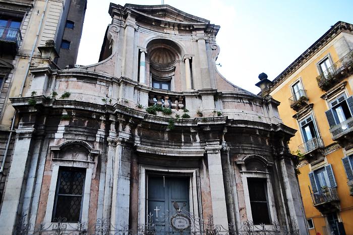 Inside, there is still the robe of those who used to comfort the condemned to death.