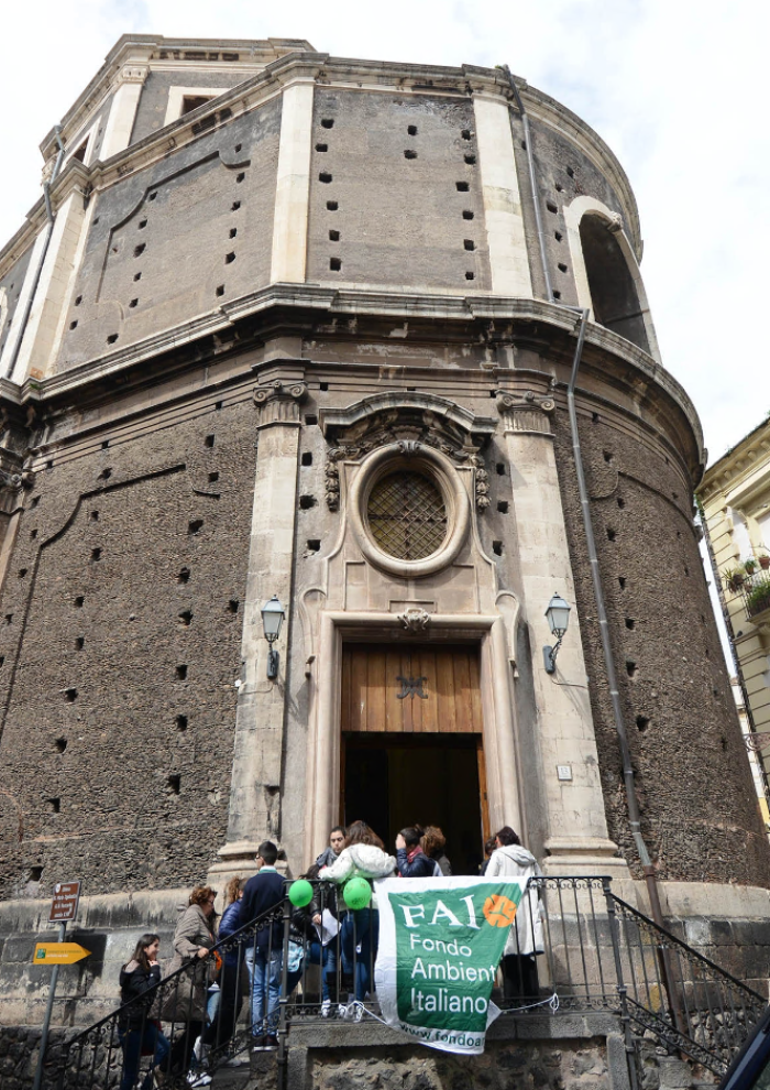 It hides among the alleys of the city center, but those who find it do not forget it: Santa Maria dell'Ogninella.