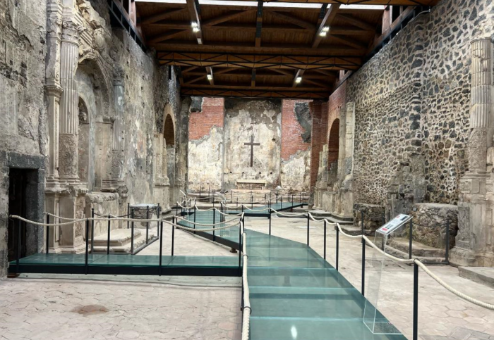 Under Misterbianco, there is a church from the 1200s that lava has kept alive: Campanarazzu.