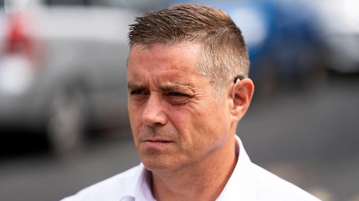 Former English TV star 'orders' a bet on an outsider horse (which then wins) from prison, and the next day dies in his cell.