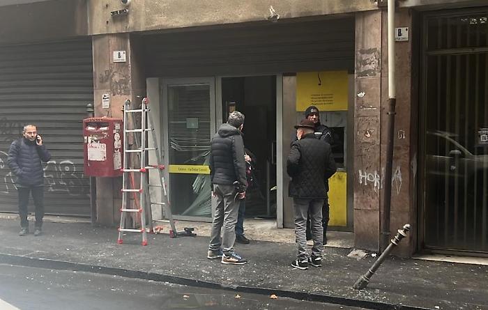 Explosive attack on the Postamat cash machine on Dottor Consoli street: the thieves manage to open it, but it is empty.