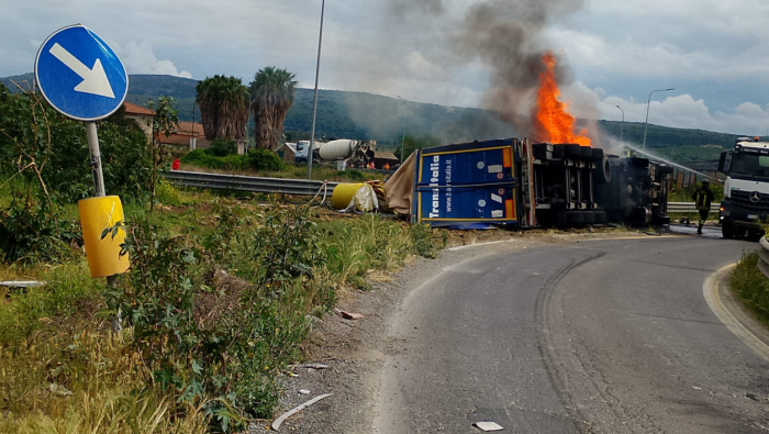 Roundabout of the SS 194 between Francofonte and Buccheri, truck on fire: safety can no longer wait