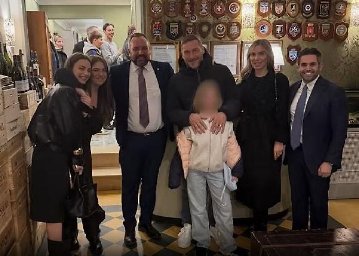"Ten" in pink: Francesco Totti's dinner for Isabel that tells the story of a changing family
