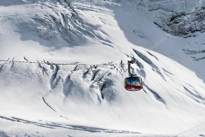 "The cabin started to roll": a cable car crashed in Engelberg during stormy gusts. One dead, others injured.