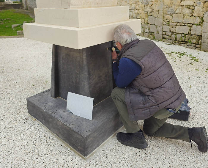 In the Iblei Gardens in Ragusa, the sculpture donated by Salvatore Massari: panel with the author's text and QR code for the English translation.