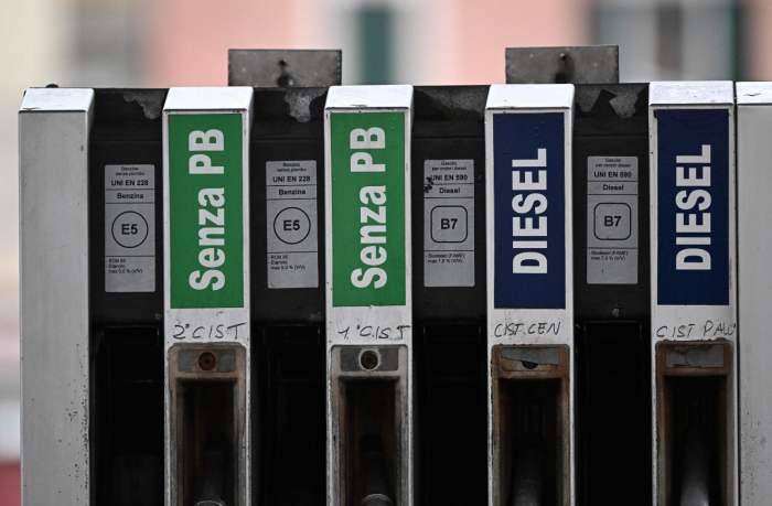 Fuels, the government chooses the scalpel: a "flash" cut in excise duties for 20 days, halt to the strengthening of the social card and limited resources.