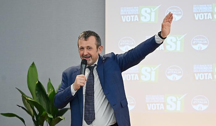 The photo that implicates Andrea Delmastro embraced with Mauro Caroccia: why the presence of the undersecretary in the Government could be at an end.