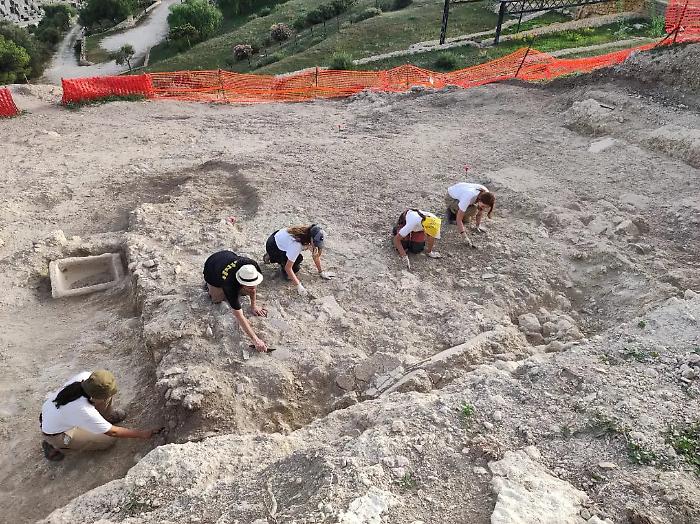 The last Greek city of Sicily reemerges from the mud: the mission that is rewriting history among secrets and luxury domus