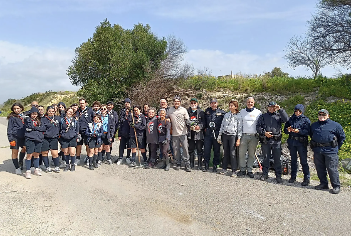 Volunteers collect quintals of waste to clean up the Longarini and Cuba marshes.