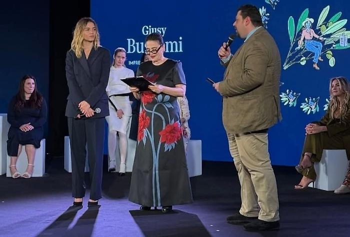 Not just cinema, the agricultural soul of Giusy Buscemi: she is the ambassador of Menfi oil in the world.