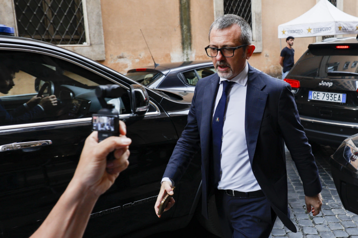 Delmastro case on the eve of the referendum, Meloni defends him: "He stays in his position"