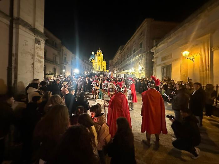 Ragusa, the story that speaks to the heart with the Living Stations of the Cross promoted by the youth of the parish of San Giorgio