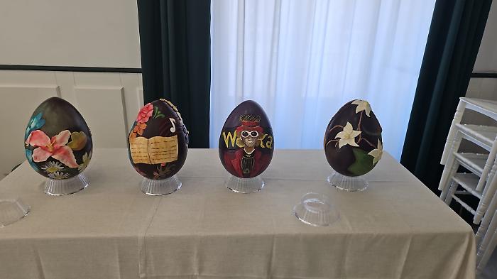 The tasty art of decorating Easter eggs: in Catania, students compete for the most beautiful work