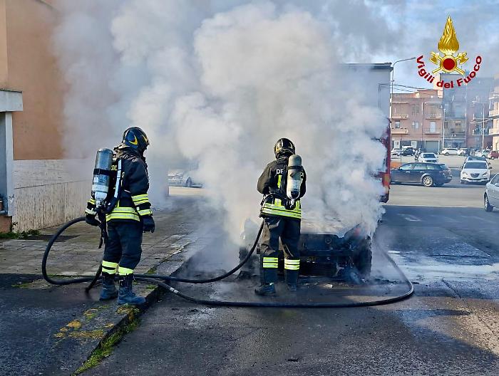 Diesel car catches fire while driving in Lentini: no injuries