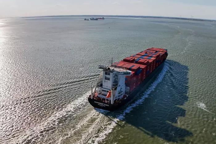 The United Kingdom opens its bases to the U.S. to defend the Strait of Hormuz: Tehran threatens retaliation