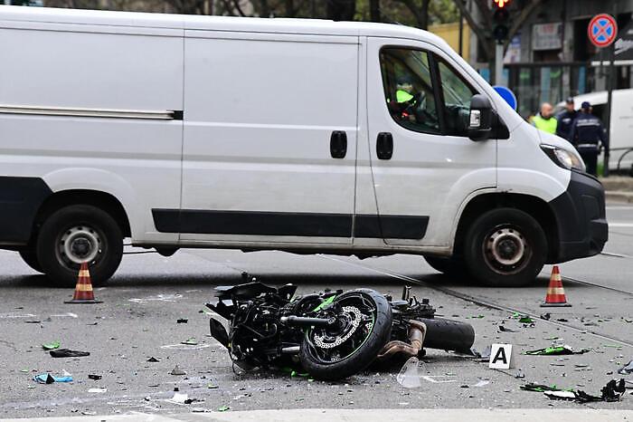 Night tragedy in Milan: two young people on a motorcycle lose their lives in a collision with a taxi.