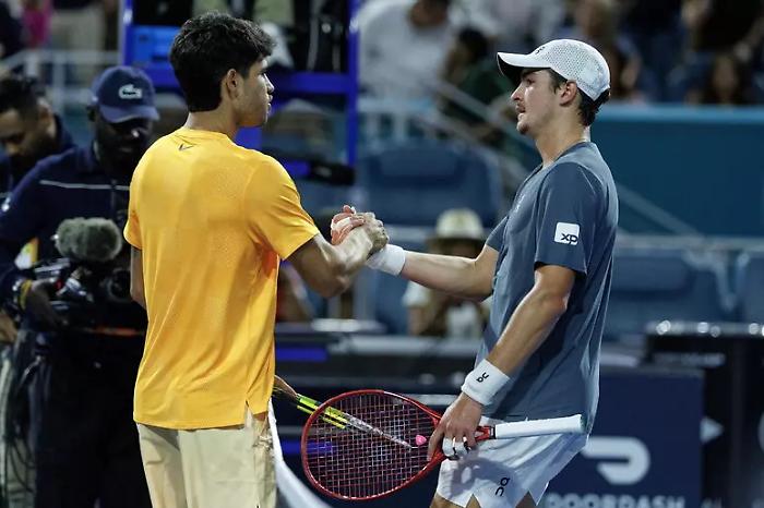 Carlos Alcaraz dispatches Joao Fonseca and advances to the third round of the Miami Masters 1000: Cobolli and Arnaldi eliminated.