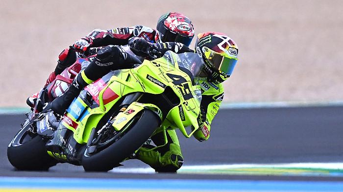 Between falls and twists, Di Giannantonio takes the pole in Goi&acirc;nia