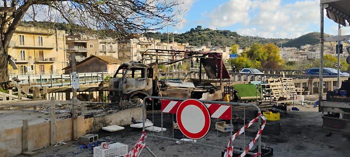 Fire at the fruit and vegetable counter in Scicli, Confcommercio: "Economic operators concerned"