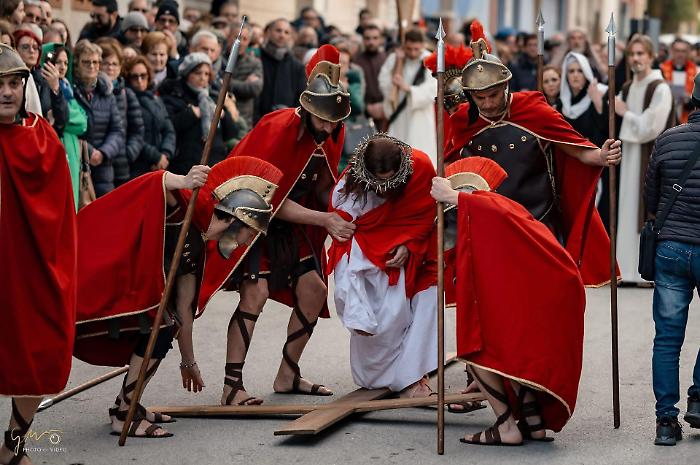 The living Stations of the Cross returns to Ragusa at the parish of the Sacred Heart of Jesus.
