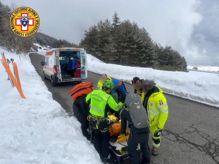 Ends up in a ravine and gets injured: skier rescued at 2,100 meters with skis and Rolly stretcher