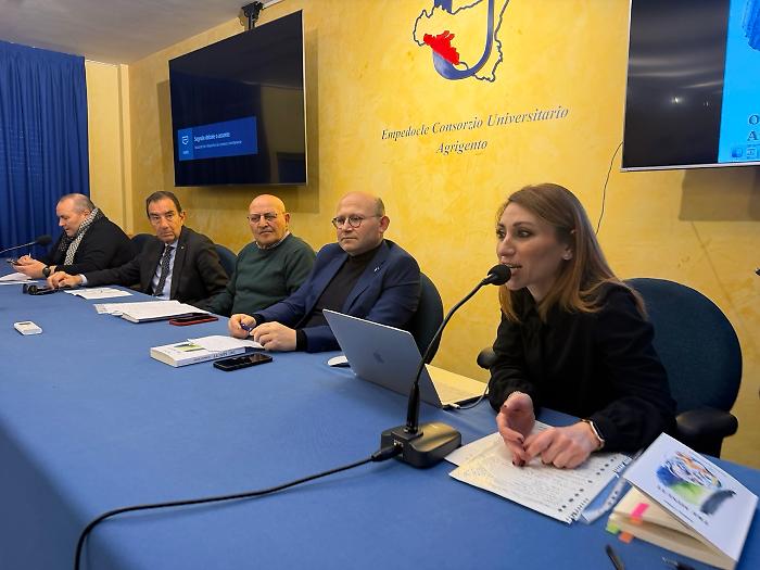 Literature and critical thinking: Andrea Cirino brings his novel to the classrooms of Agrigento schools.