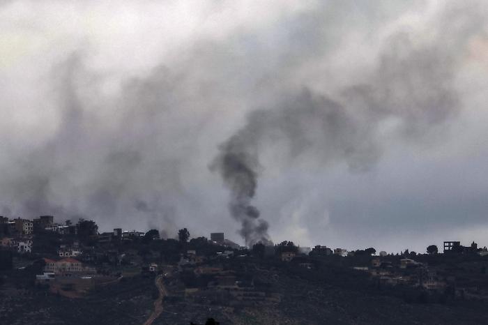 Baghdad under attack: eight nighttime raids against a U.S. center, three airstrikes hit Kataib Hezbollah brigades in Jurf al-Sakhr.