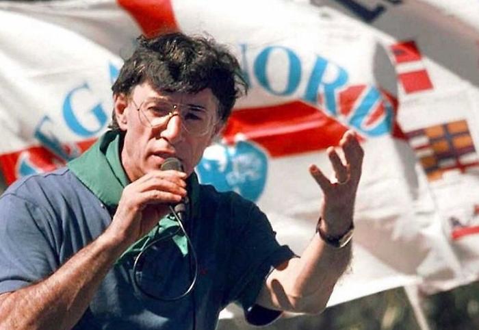 In Pontida, the farewell to Umberto Bossi: banner "W Bossi", green handkerchiefs, and Meloni at the ceremony.