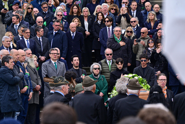 Bossi, applause, flags, and chants in Pontida: everyone present from the controversial Salvini to Mario Monti